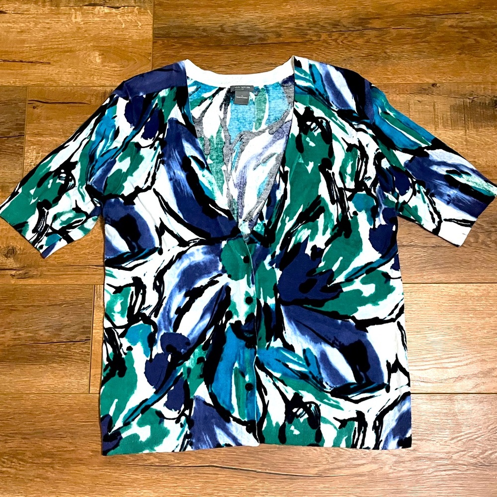 ANN TAYLOR PATTERN BUTTON UP SHIRT